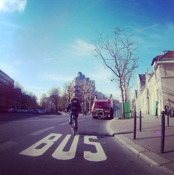 パリで自転車をこぐ星野